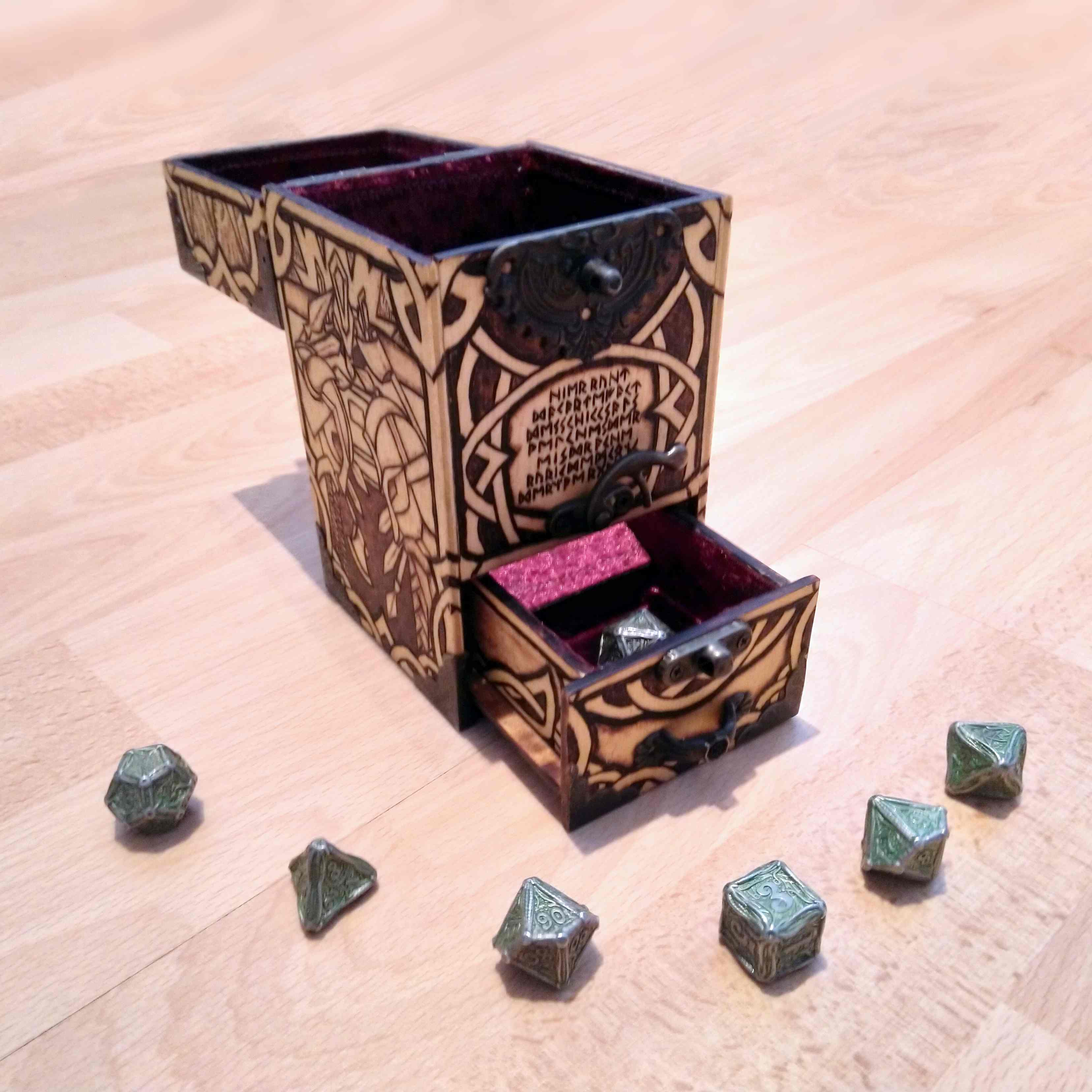 Würfelbox mit Würfelablage und Würfelturmfunktion