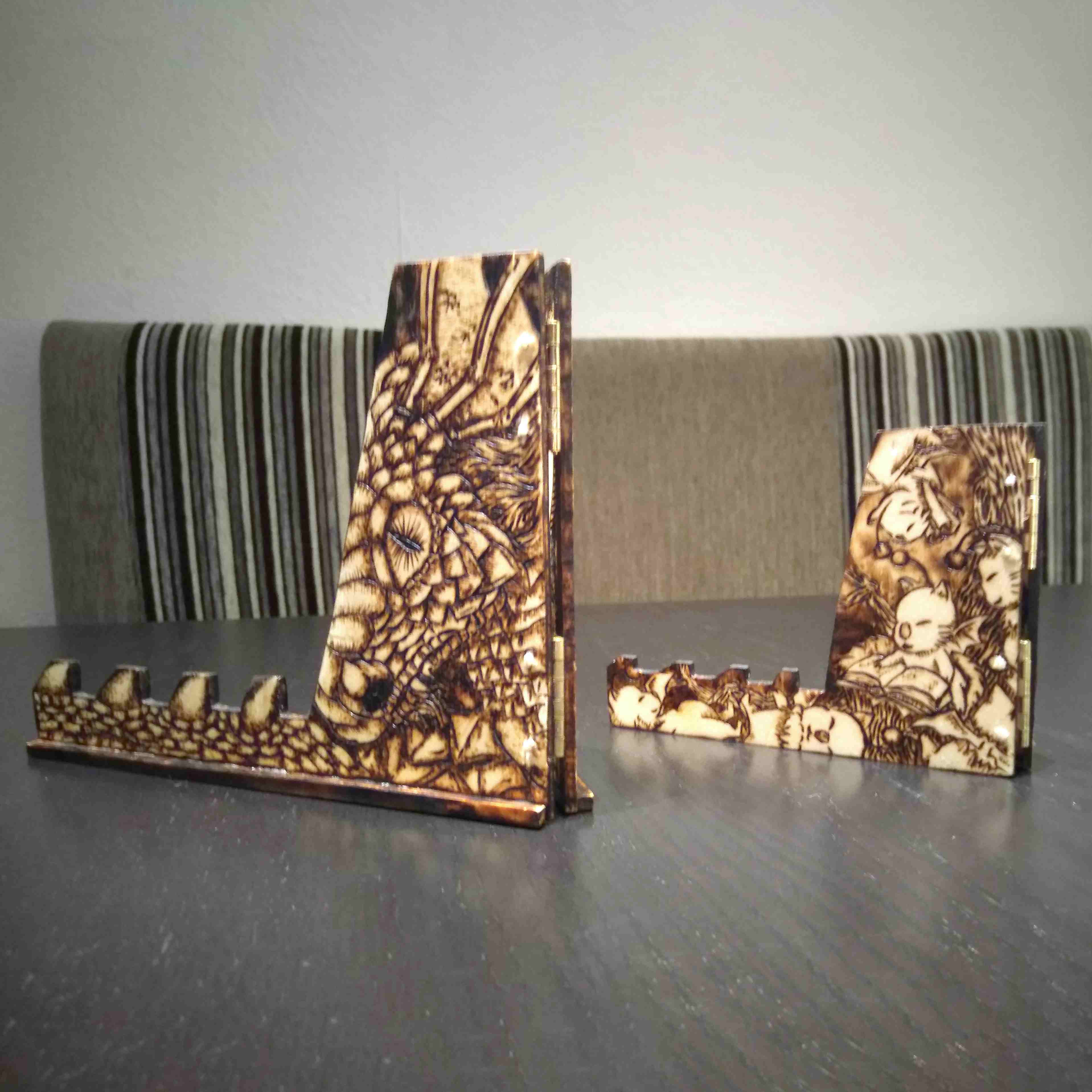 Tablet- und Handyhalter mit Pyrographieverzierung